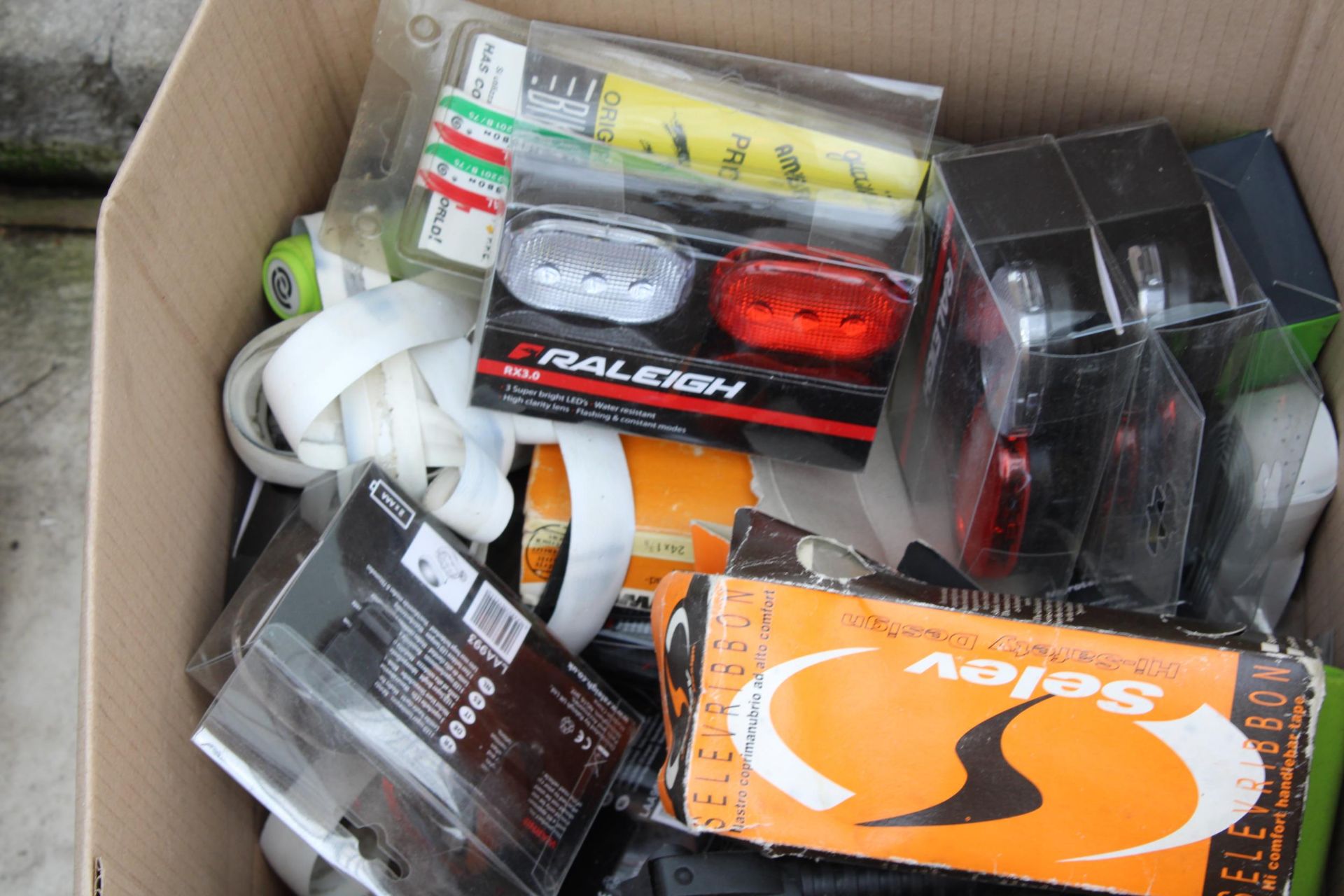 AN ASSORTMENT OF CYCLING SPARE PARTS TO INCLUDE LIGHTS AND A SEAT ETC - Image 3 of 3
