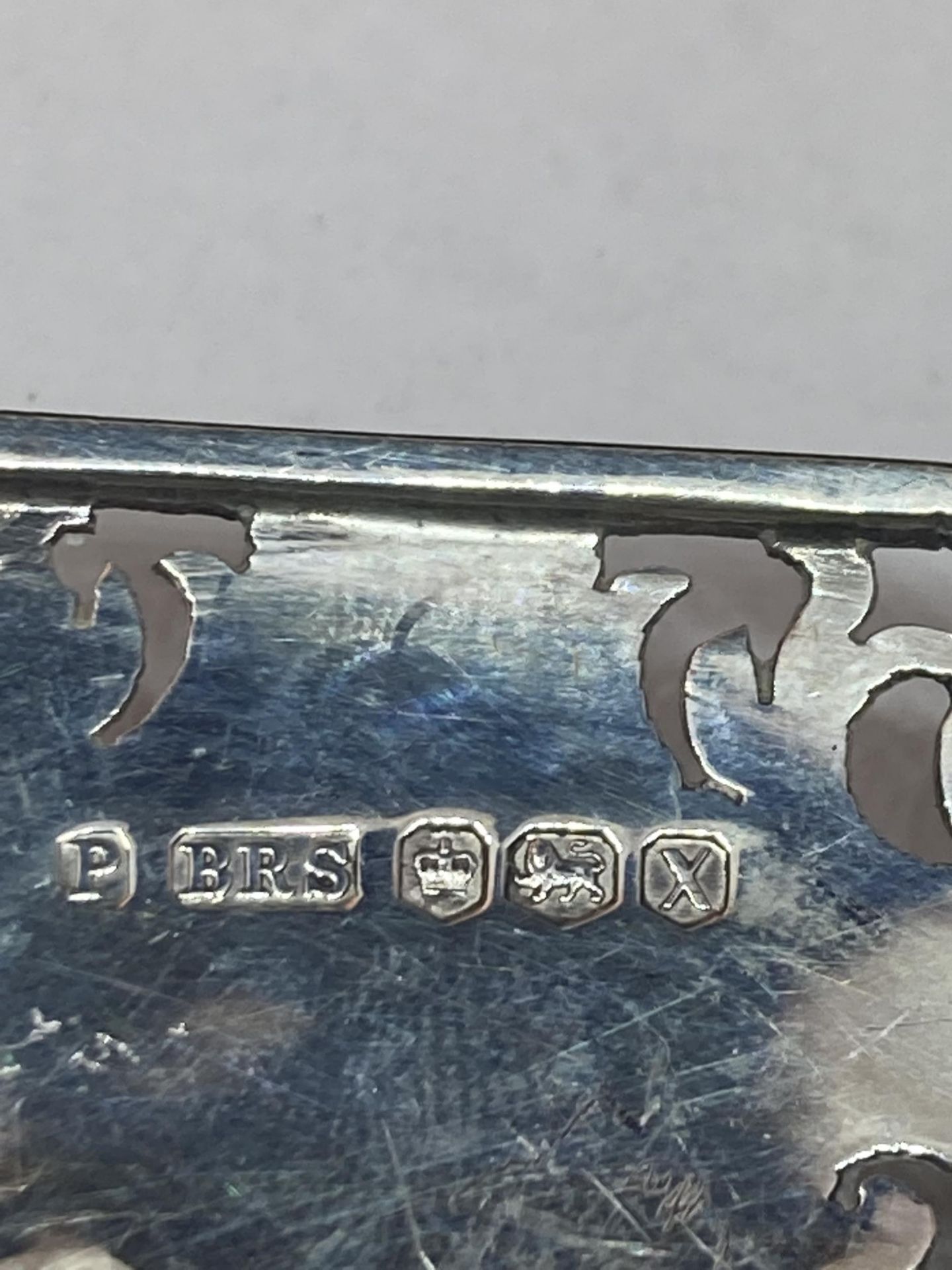 A HALLMARKED SHEFFIELD SILVER SQUARE FOOTED DISH - Image 3 of 4