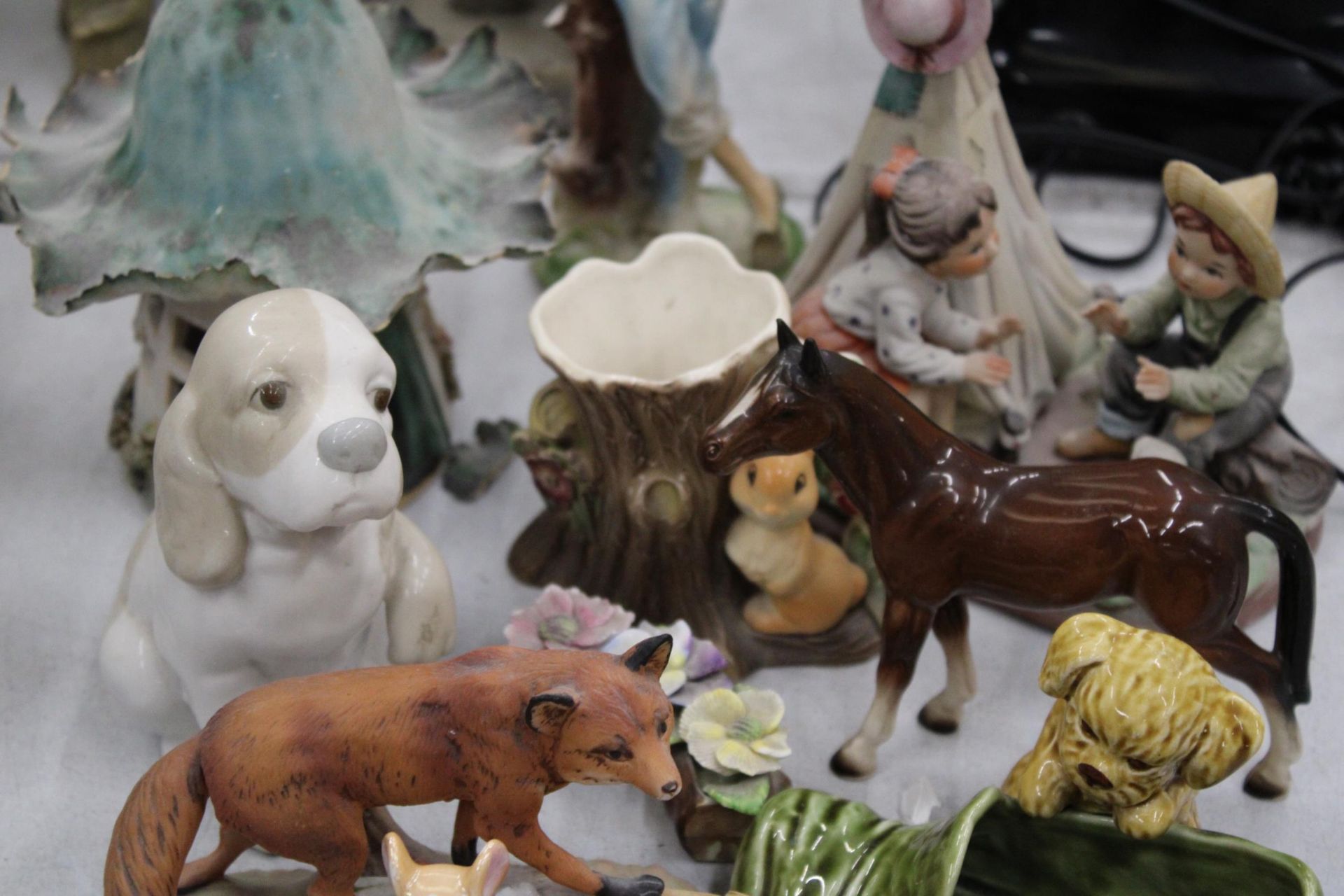A COLLECTION OF CERAMIC ANIMALS AND FIGURES TO INCLUDE A SYLVAC DOG WITH SLIPPER, CONTINENTAL - Image 3 of 7