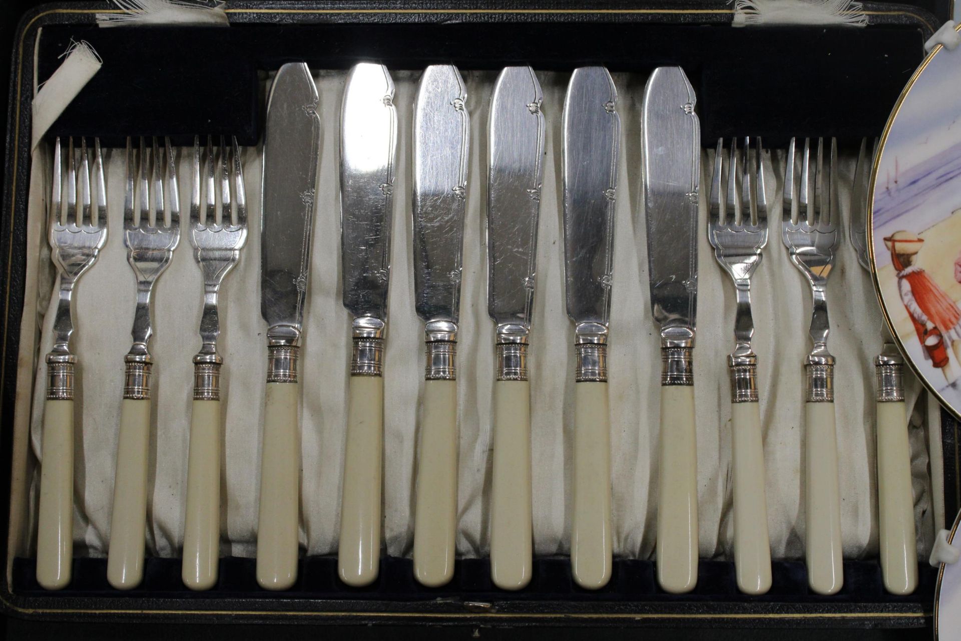 A CASED FISH KNIFE AND FORK SET - Bild 3 aus 6