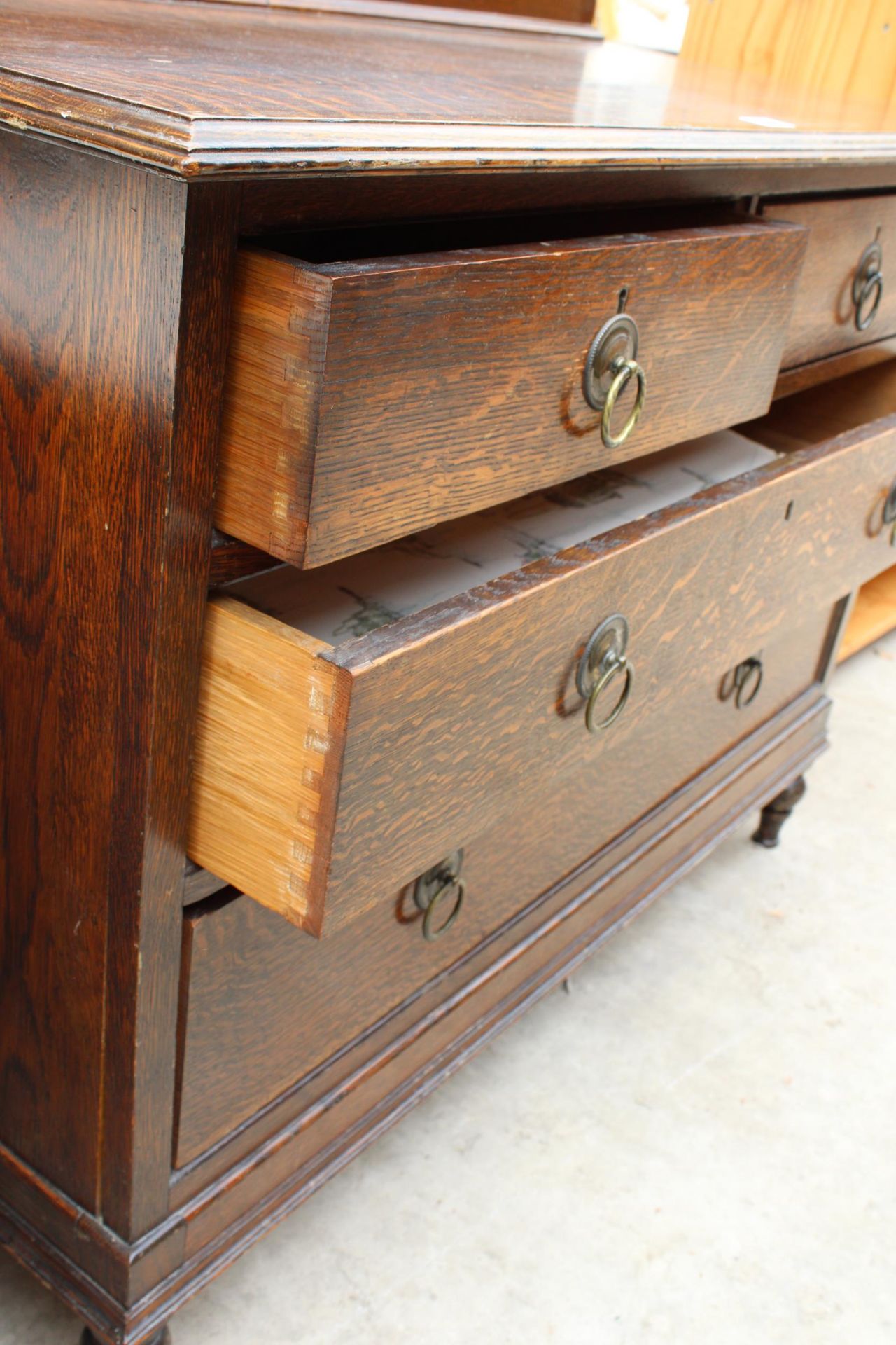 AN EARLY 20TH CENTURY OAK CHEST OF TWO SHORT AND TWO LONG DRAWERS 42" WIDE WITH HUNTER & CO - Bild 4 aus 4