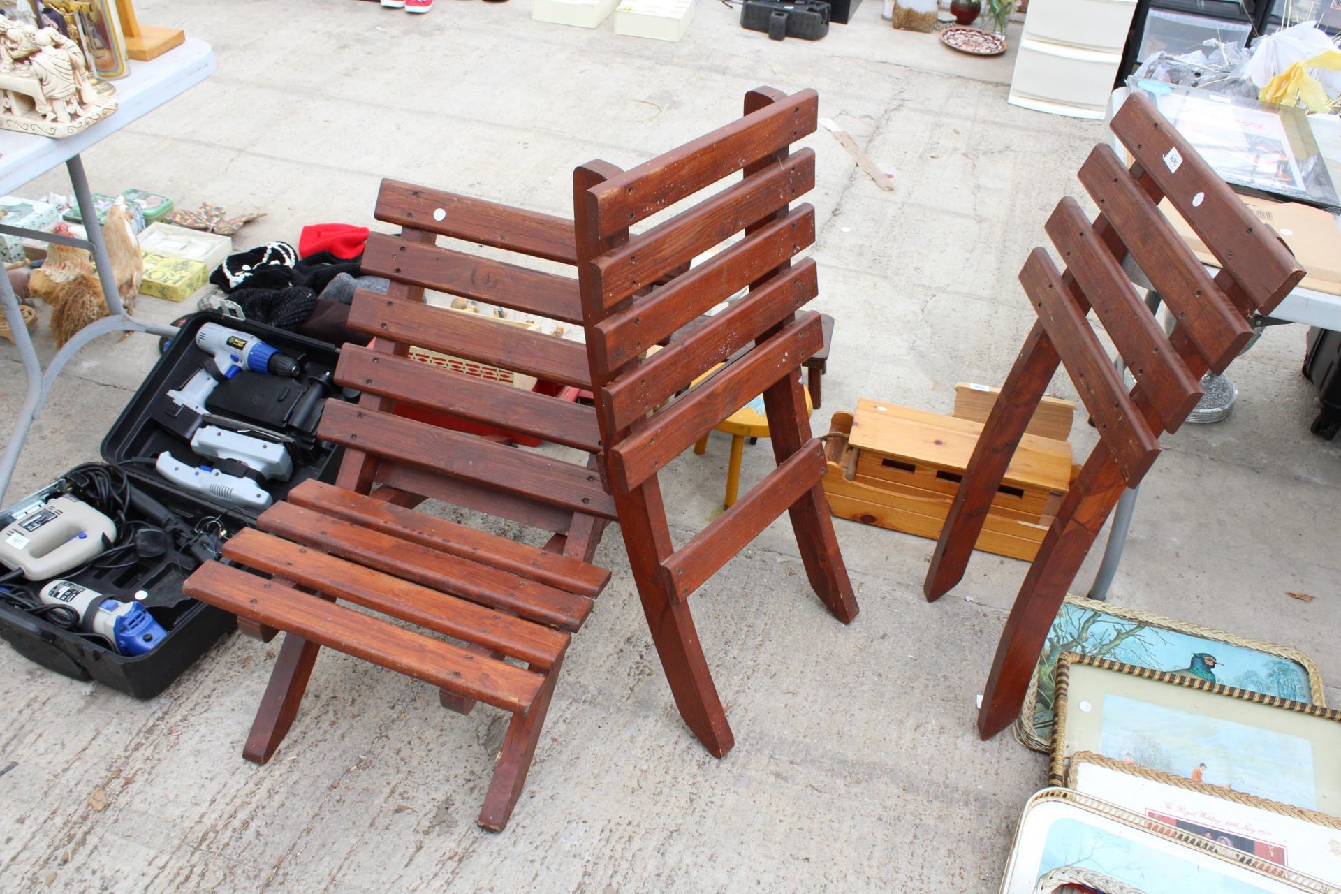 A PAIR OF FOLDING WOODEN GARDEN CHAIRS - Image 3 of 3