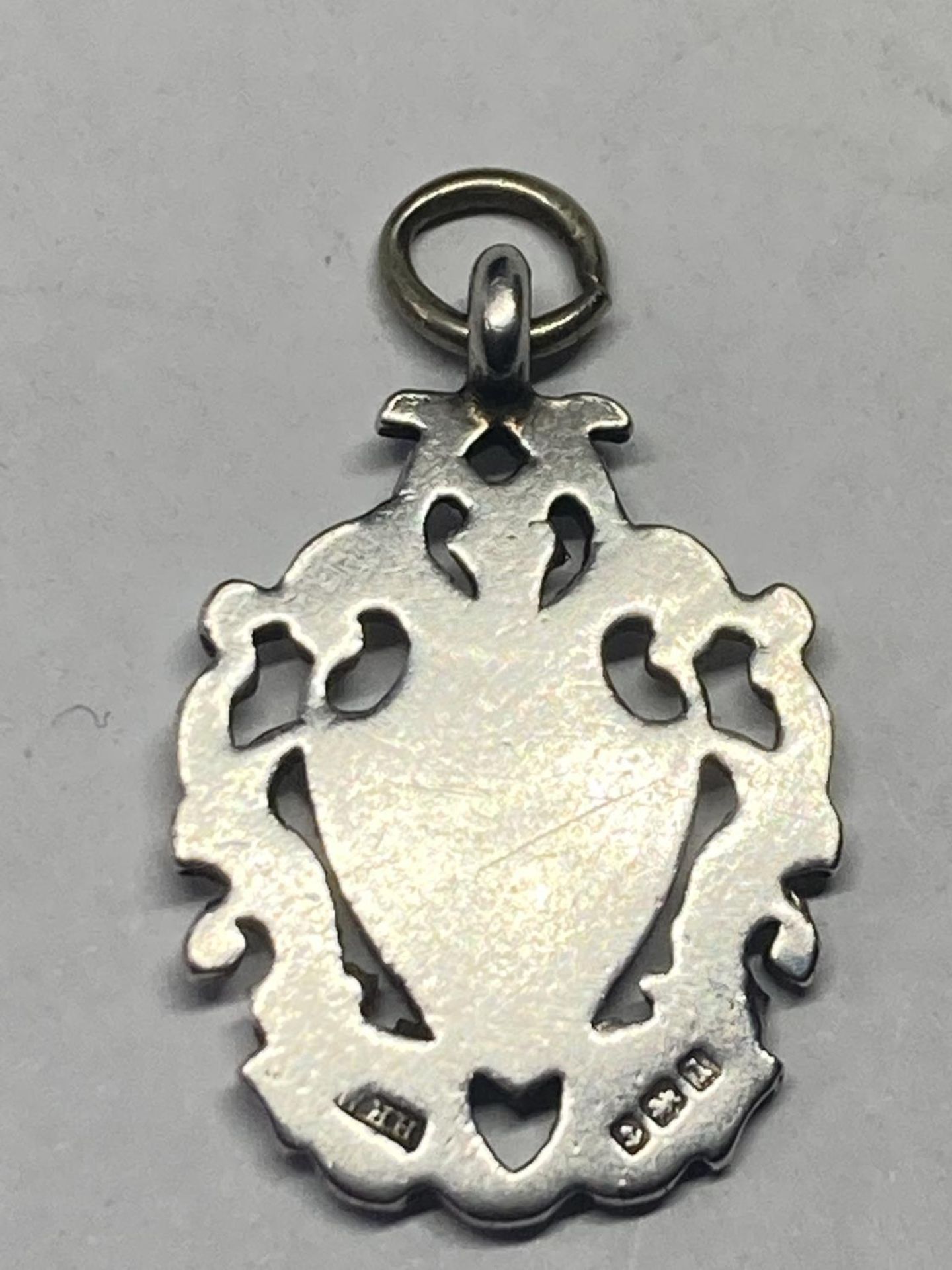 A SILVER AND GOLD WATCH FOB - Bild 2 aus 3