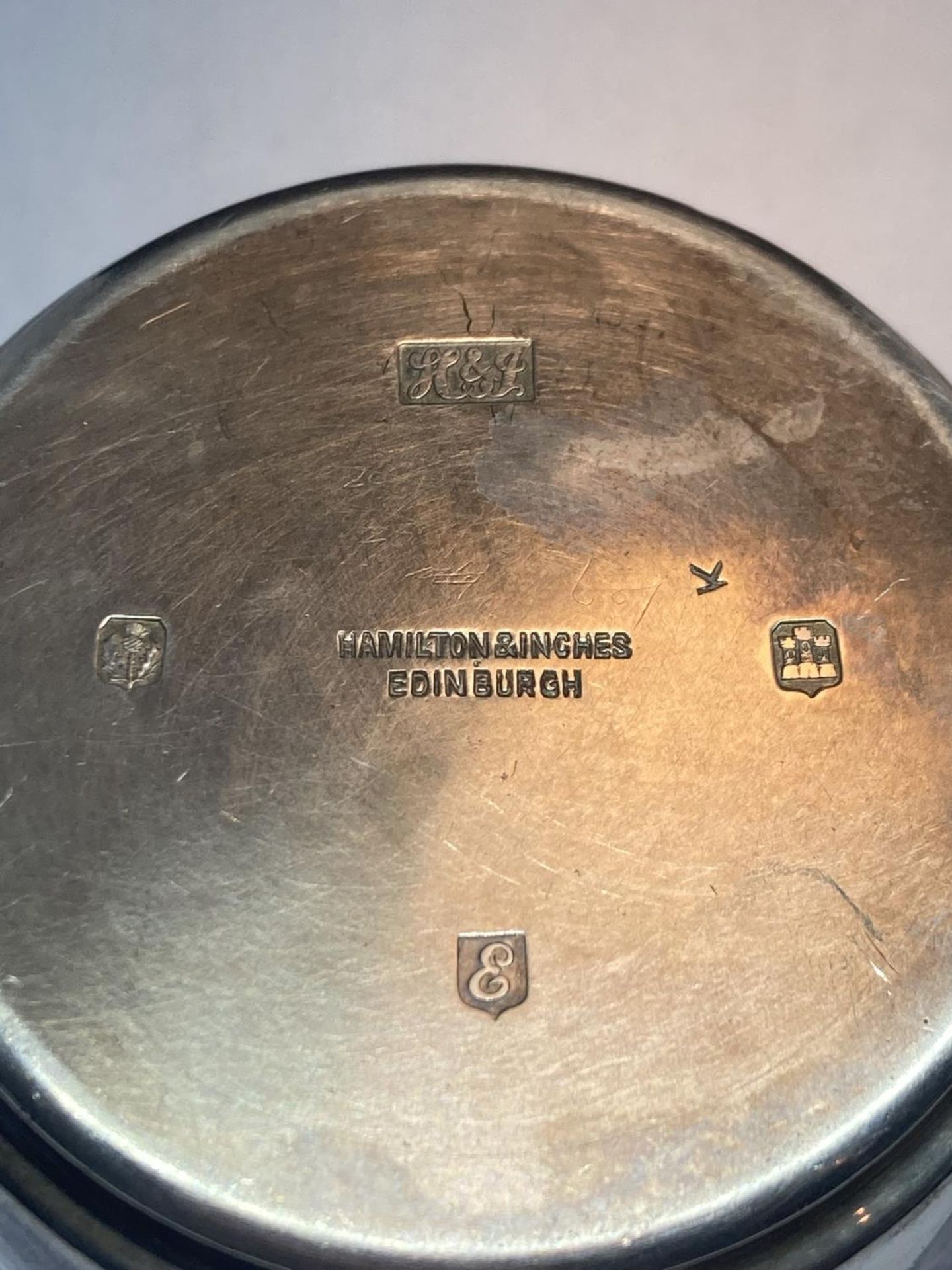 A HALLMARKED EDINBURGH SILVER HAMILTON AND INCHES JUG GROSS WEIGHT 128.7 GRAMS - Image 3 of 4