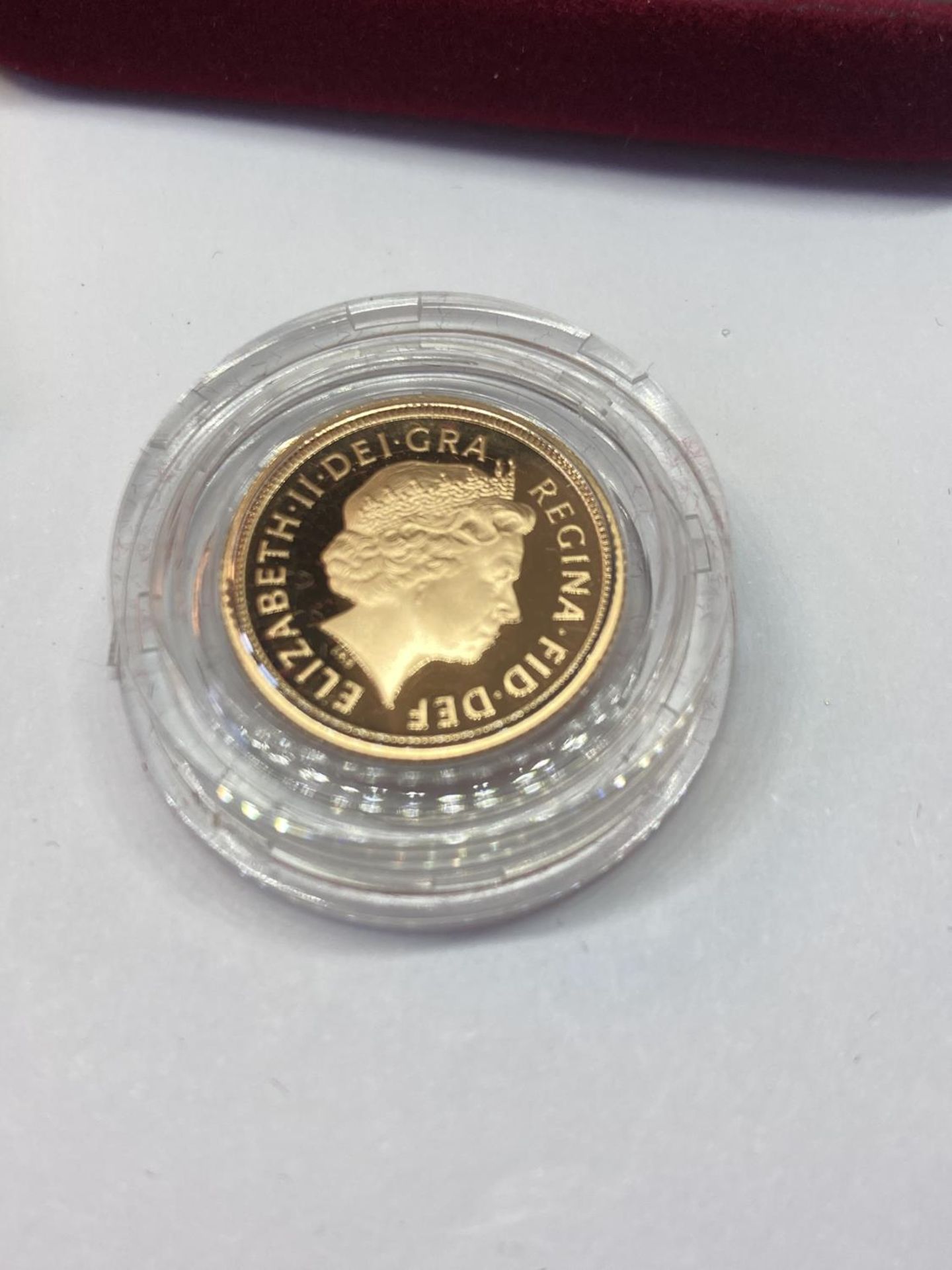 A 2003 GOLD PROOF HALF SOVEREIGN NO 03411 OF 10,000 IN A PRESENTATION BOX WITH CERTIFICATE OF - Bild 3 aus 5