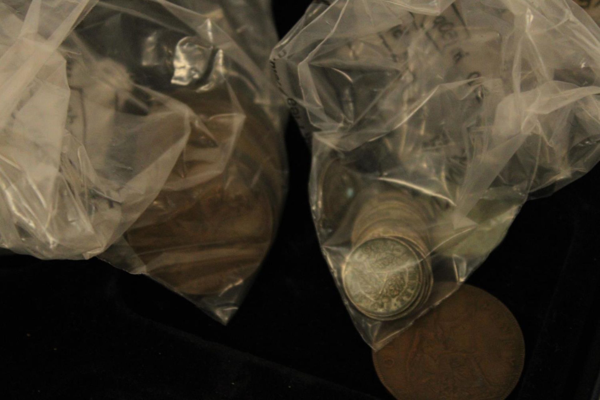 A BOX CONTAINING OLD COINS TO IMCLIDE ONE PENNY PIECES, THREEPENCE, ETC., WITH ISLE OF MAN AND - Image 3 of 7