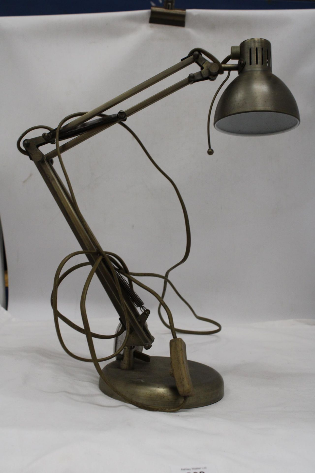 A VINTAGE METAL ANGLEPOISE LAMP - Bild 2 aus 6