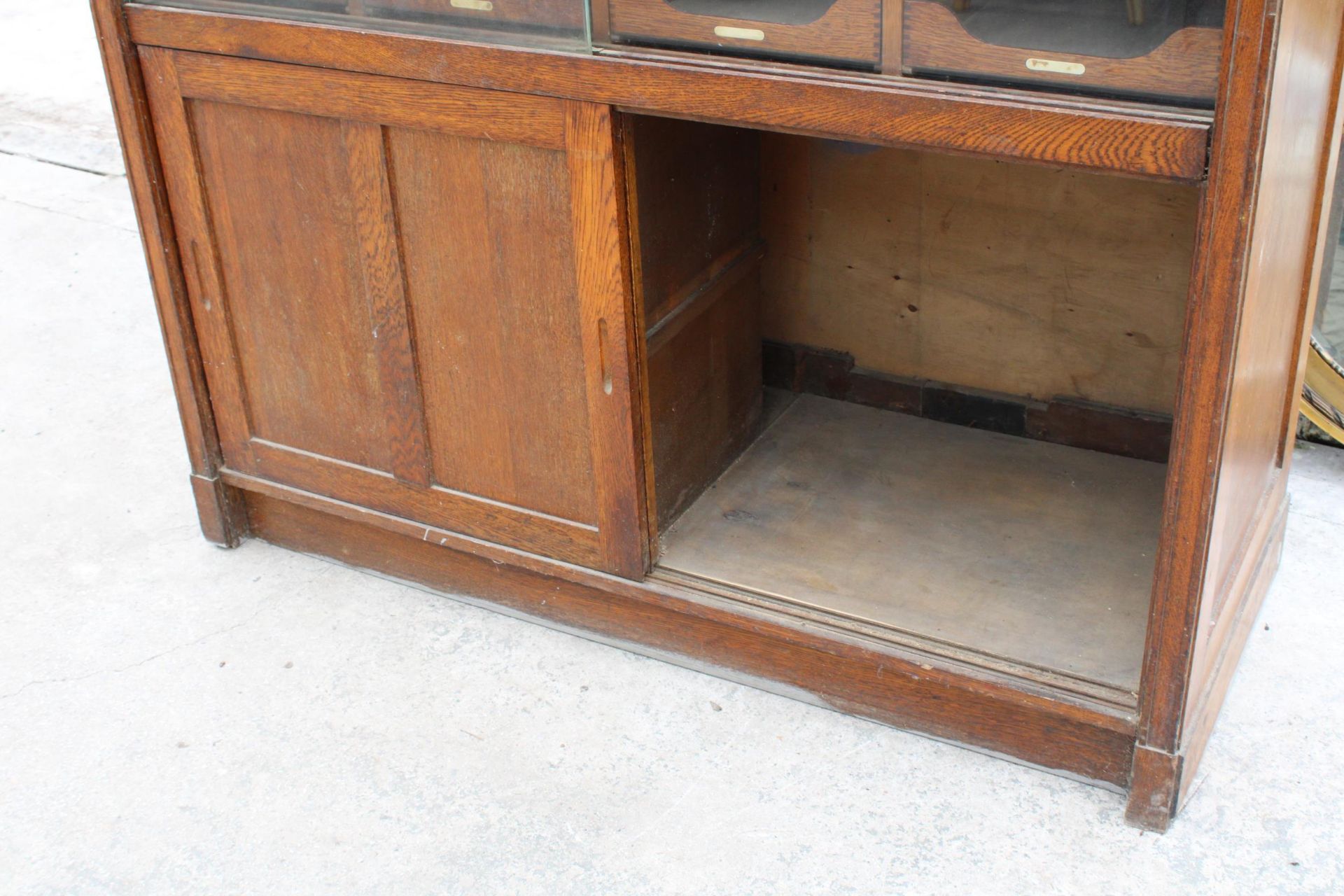 AN EARLY 20TH CENTURY OAK HABERDASHERY CABINET ENCLOSING 16 SLIDES, 4 SLIDING DOORS, 2 BEING GLASS - Bild 6 aus 9