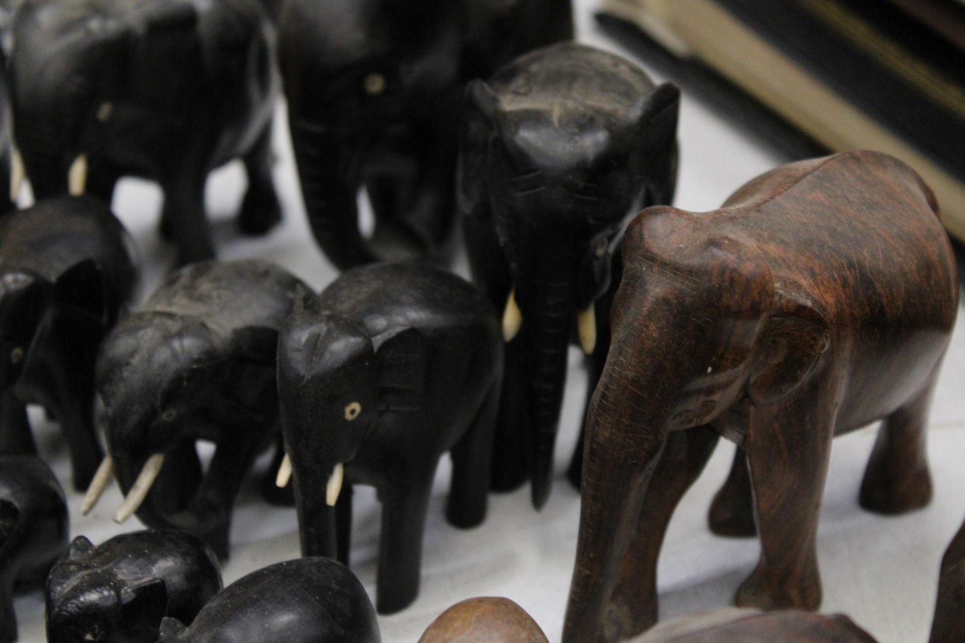 A LARGE COLLECTION OF VARIOUS SIZES OF WOODEN ASIAN ELEPHANTS - Image 5 of 6