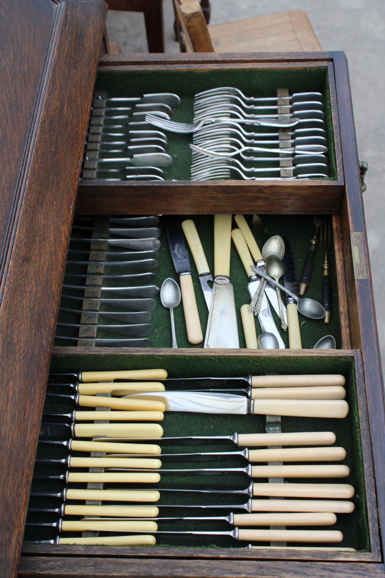 AN EARLY 20TH CENTURY OAK BUREAU BOOKCASE WITH GLAZED AND LEADED UPPER PORTION ENCLOSING CUTLERY - Image 5 of 7