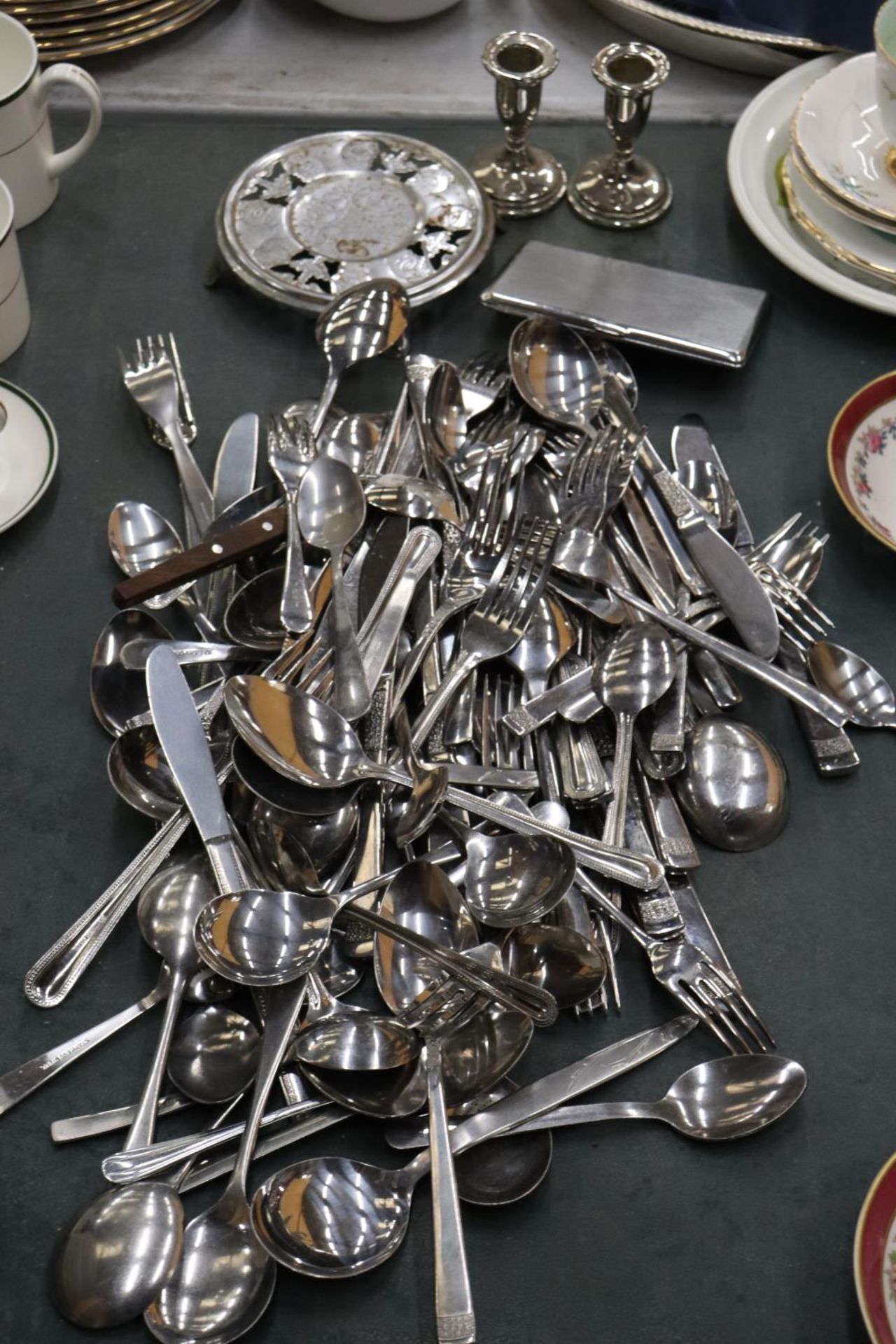 A LARGE QUANTITY OF FLATWARE TO INCLUDE CANDLESTICKS AND A CIGARETTE CASE - Image 2 of 6