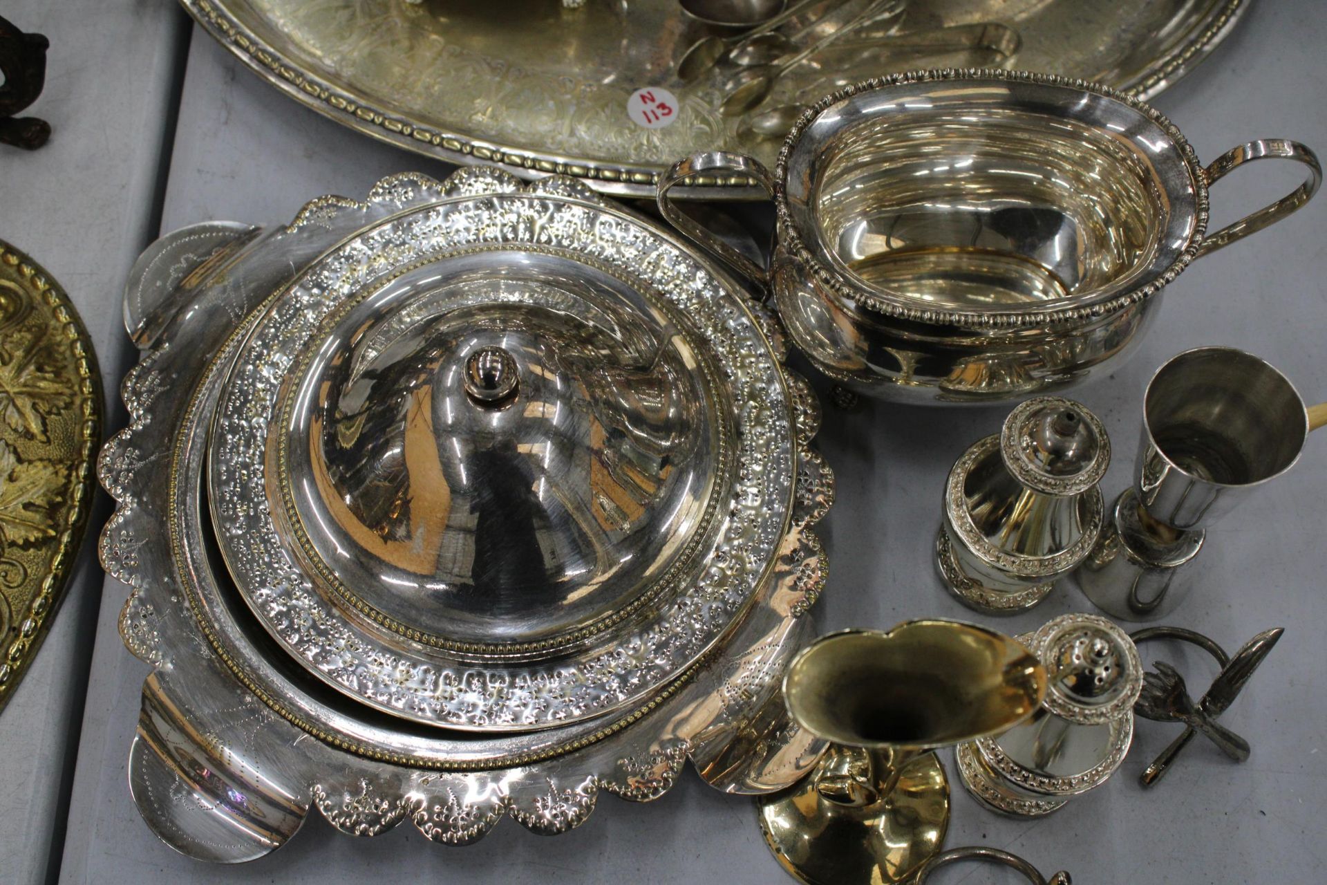 A QUANTITY OF SILVER PLATED ITEMS TO INCLUDE A TRAY, TEAPOT, COFFEE POT, CREAM JUG, SUGAR BOWL, - Bild 6 aus 6