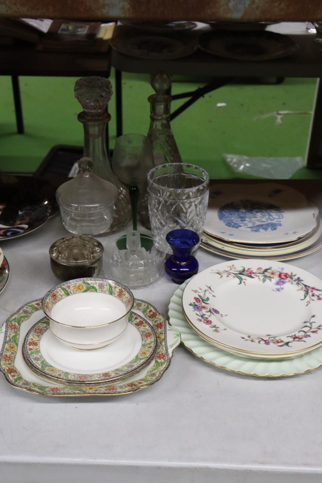 A MIXED LOT TO INCLUDE VINTAGE AYNSLEY CERAMICS, WEDGWOOD 'DEVON SPRAYS' PLATES, GLASS DECANTERS,