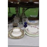 A MIXED LOT TO INCLUDE VINTAGE AYNSLEY CERAMICS, WEDGWOOD 'DEVON SPRAYS' PLATES, GLASS DECANTERS,