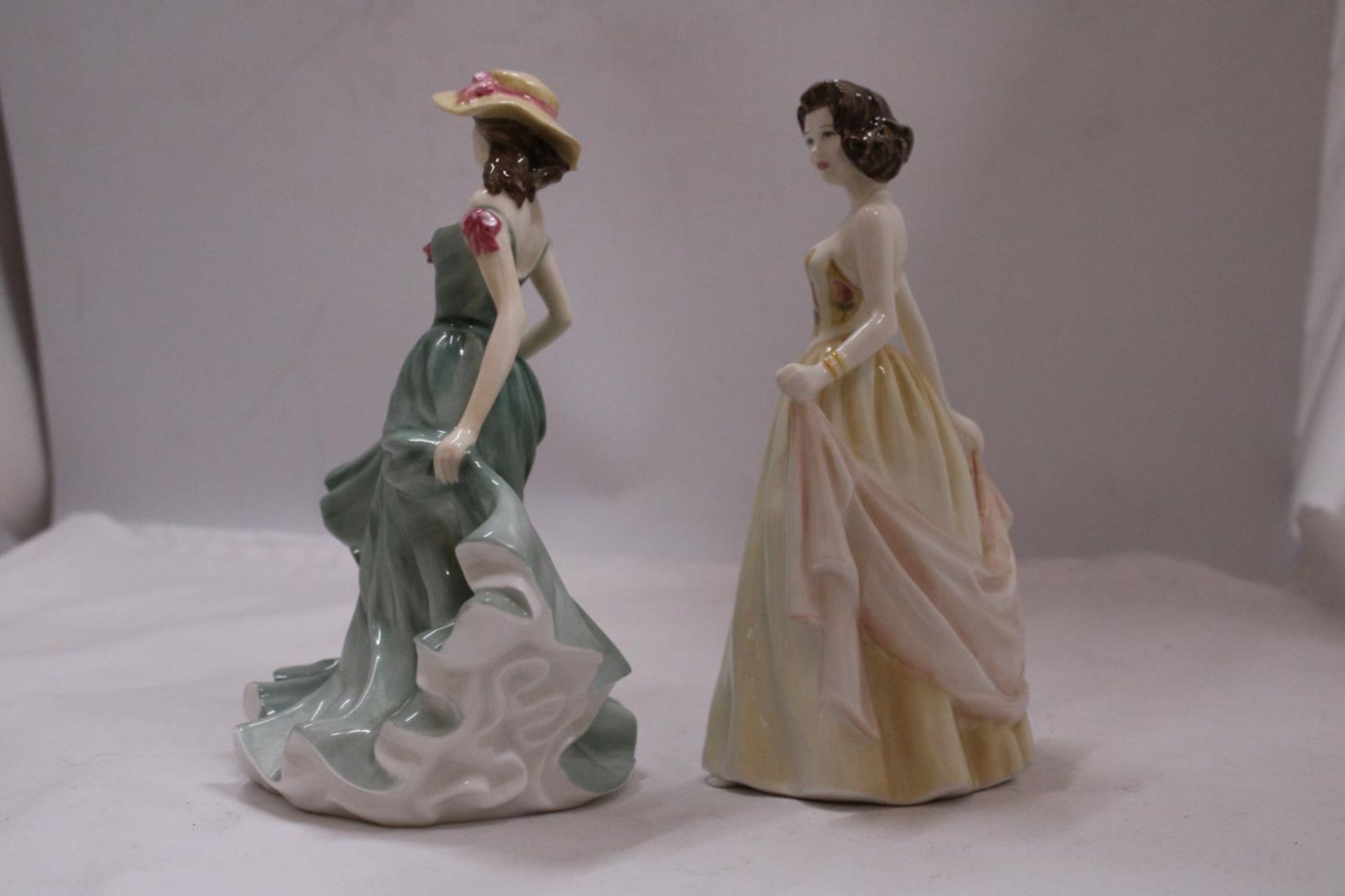 TWO ROYAL DOULTON FIGURINES TO INCLUDE "BEST WISHES" HN3971 AND "JENNIFER" HN4248 - Bild 3 aus 5