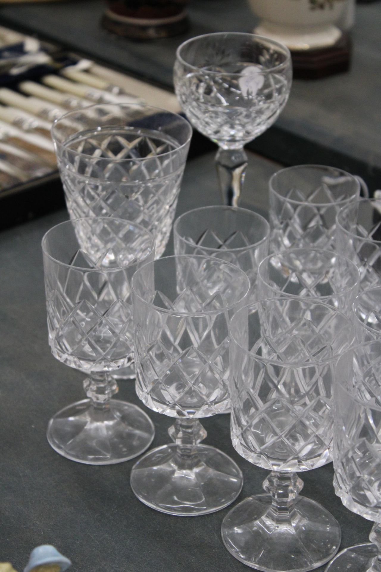 A QUANTITY OF GLASSES TO INCLUDE WINE, TUMBLERS, ETC - Image 4 of 7