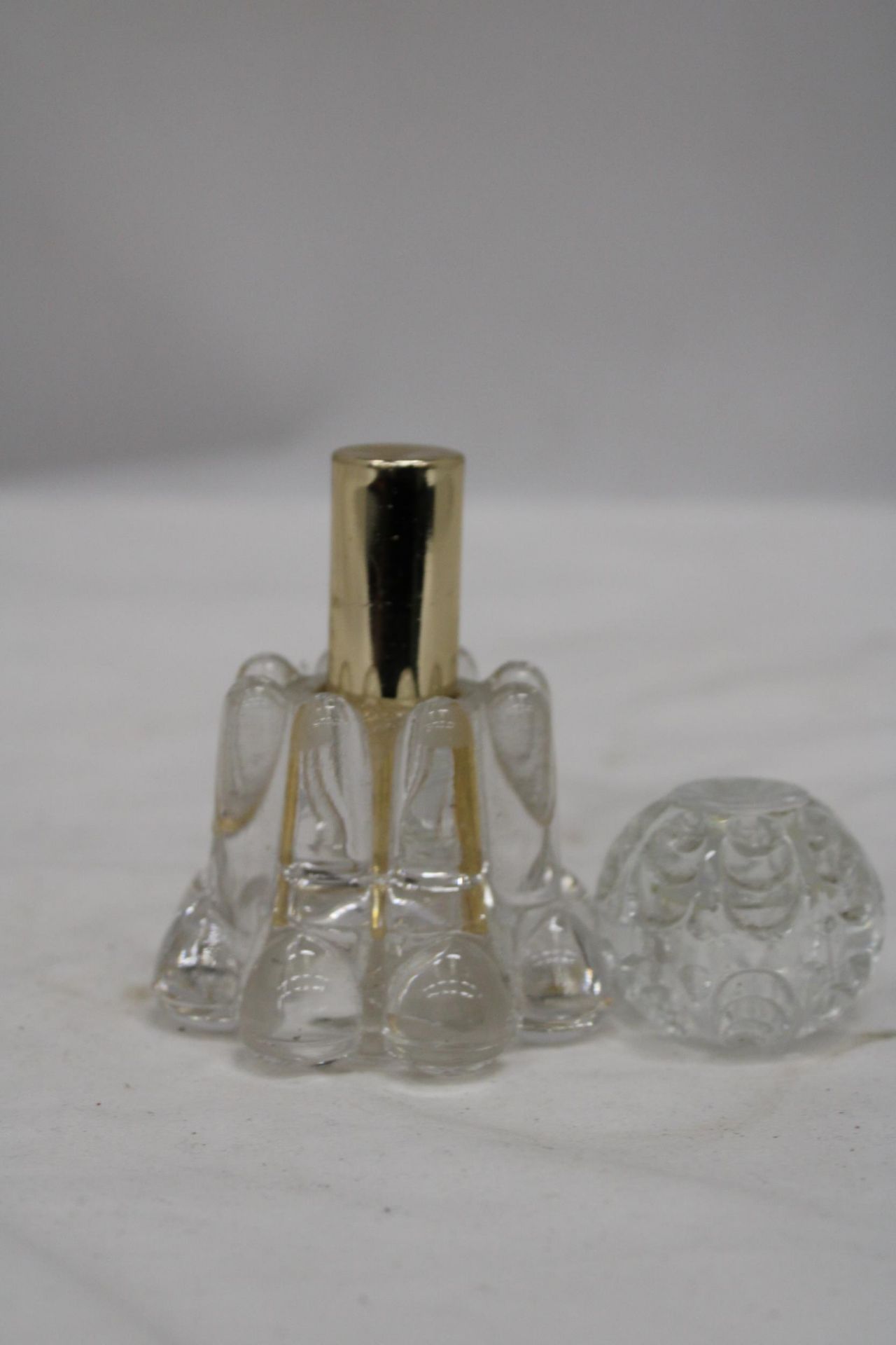 A GLASS SCENT BOTTLE, HEIGHT 10CM - Image 3 of 6