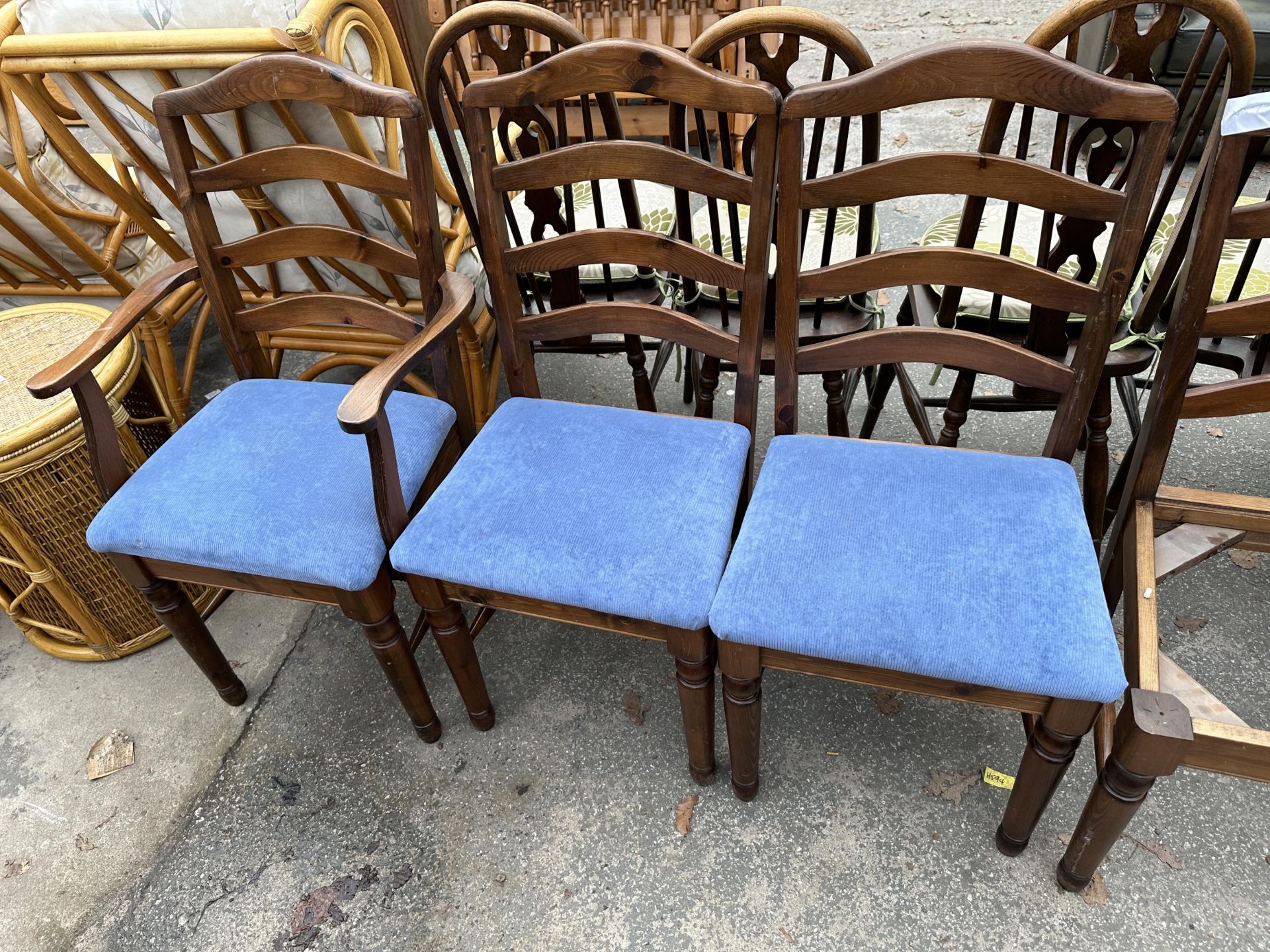 FIVE MODERN LADDER-BACK DINING CHAIRS, ONE BEING A CARVER AND BEDROOM CHAIR - Bild 4 aus 4