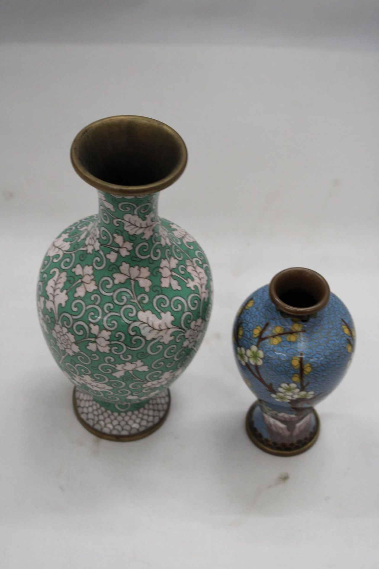 TWO ORIENTAL STYLE CLOISONNE VASES, HEIGHTS 21CM AND 13CM