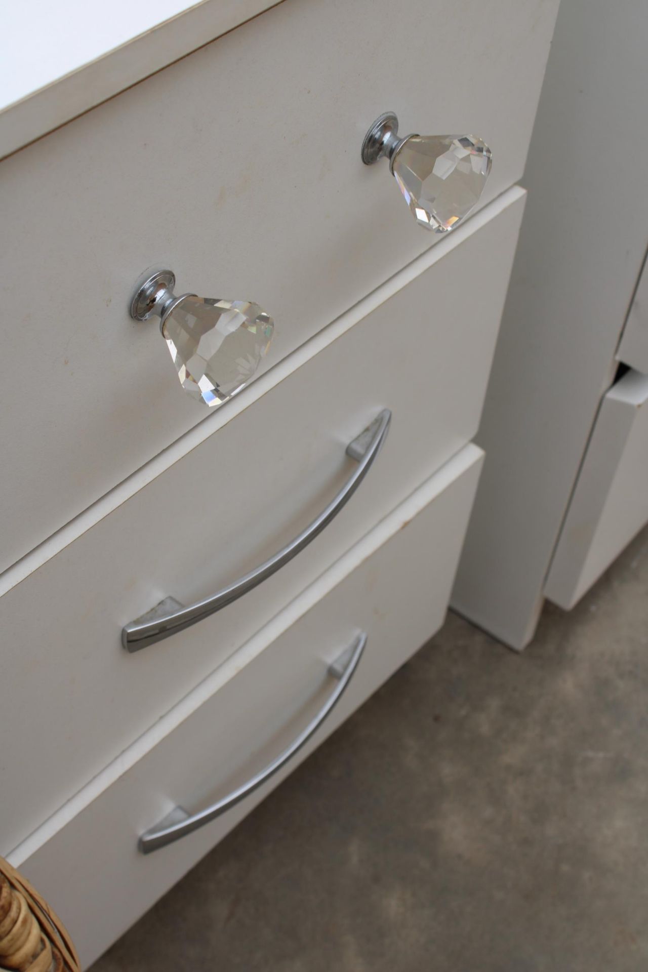 A MODERN WHITE CHEST OF FOUR DRAWERS AND BEDSIDE LOCKER - Image 3 of 3