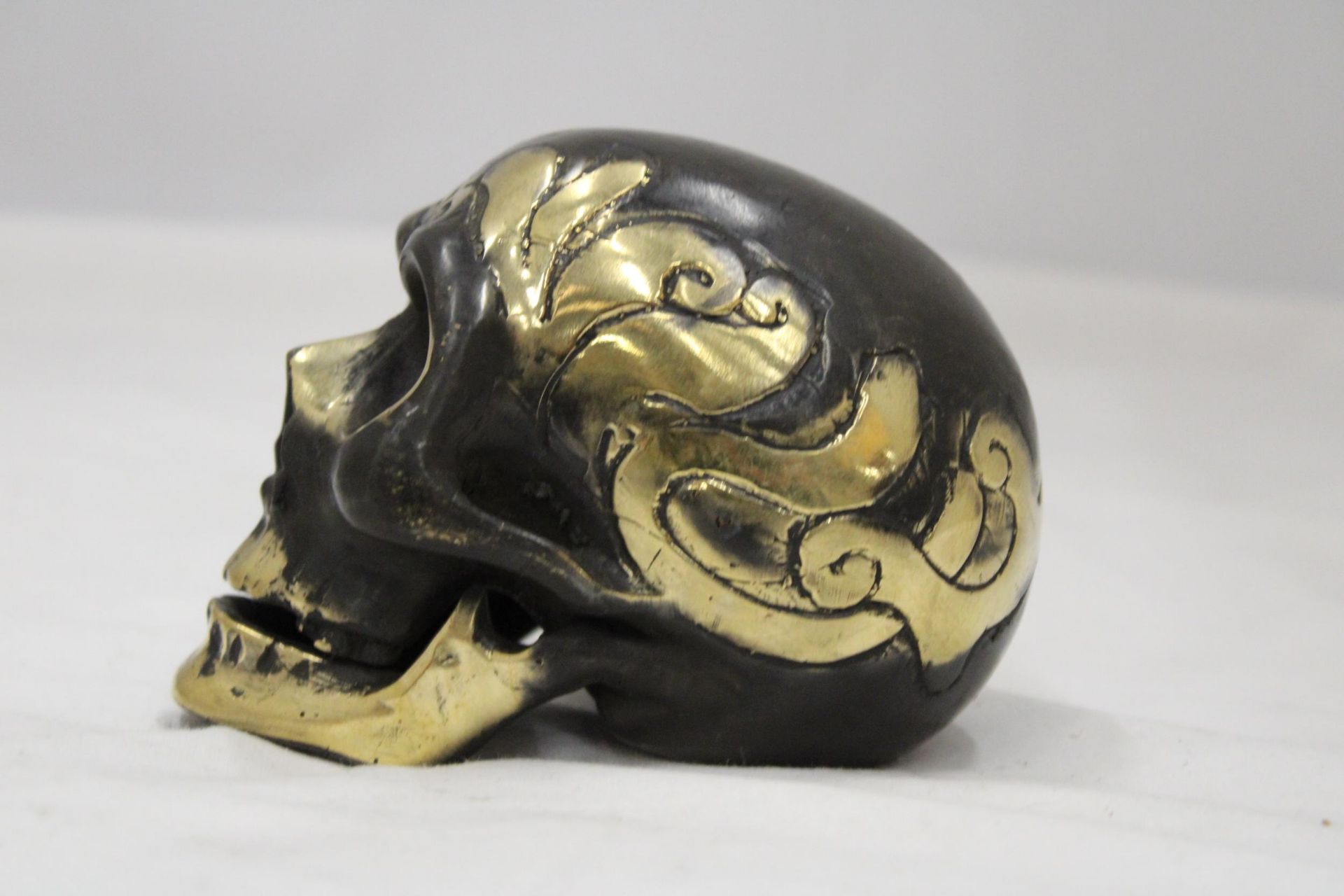 A BRONZE SKULL - Bild 3 aus 6