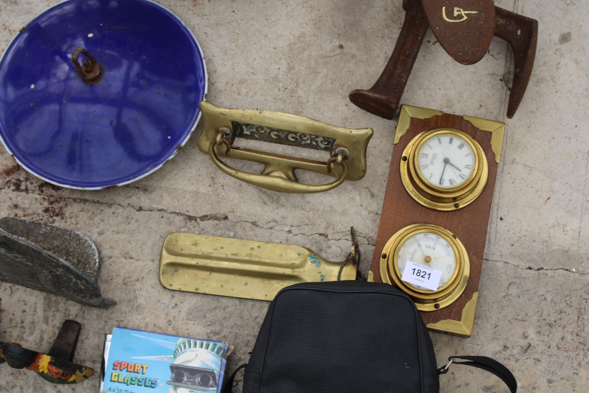 AN ASSORTMENT OF ITEMS TO INCLUDE COBBLERS LASTS, A COPPER URN AND A PAIR OF BINOCULARS ETC - Image 2 of 4