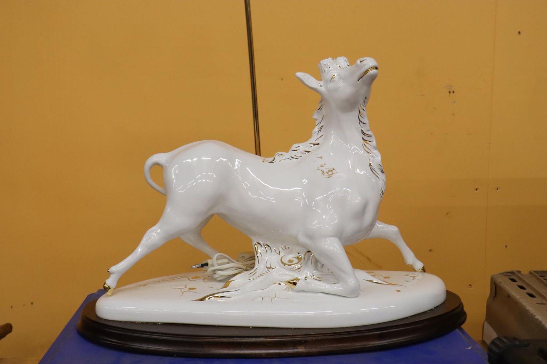 A LARGE CERAMIC WHITE AND GILT BULL TABLE LAMP - Image 2 of 5