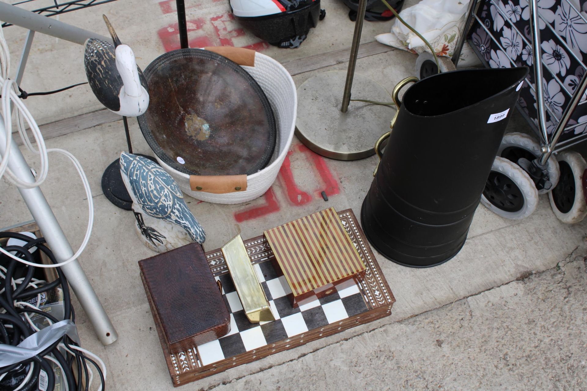 AN ASSORTMENT OF ITEMS TO INCLUDE A CHESS BOARD, A LAMP AND A COAL SCUTTLE ETC - Image 2 of 5