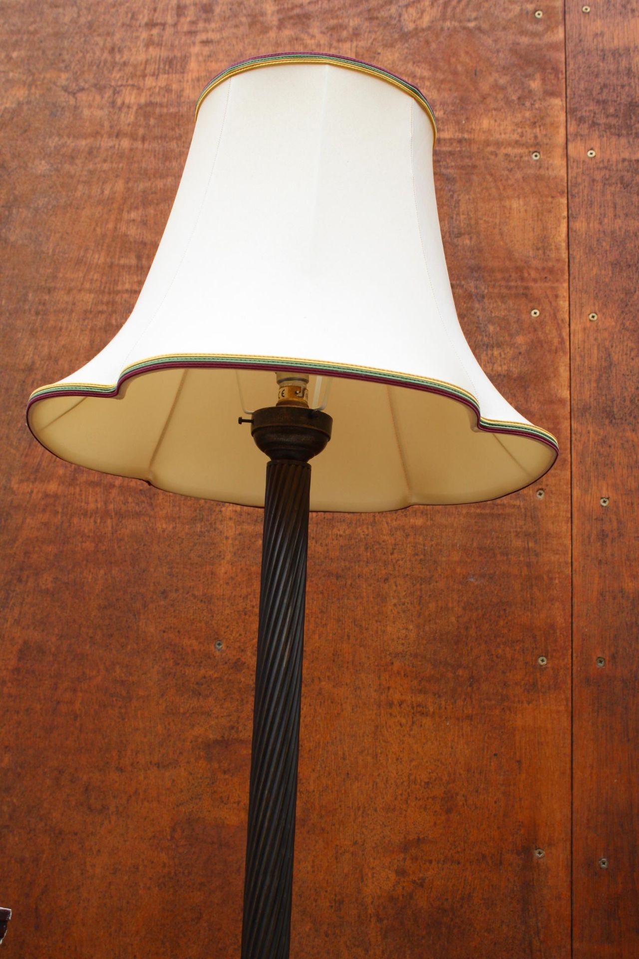 A BRASS STANDARD LAMP ON KNURLED COLUMN AND FOLIATE BASE COMPLETE WITH SHADE - Bild 3 aus 3