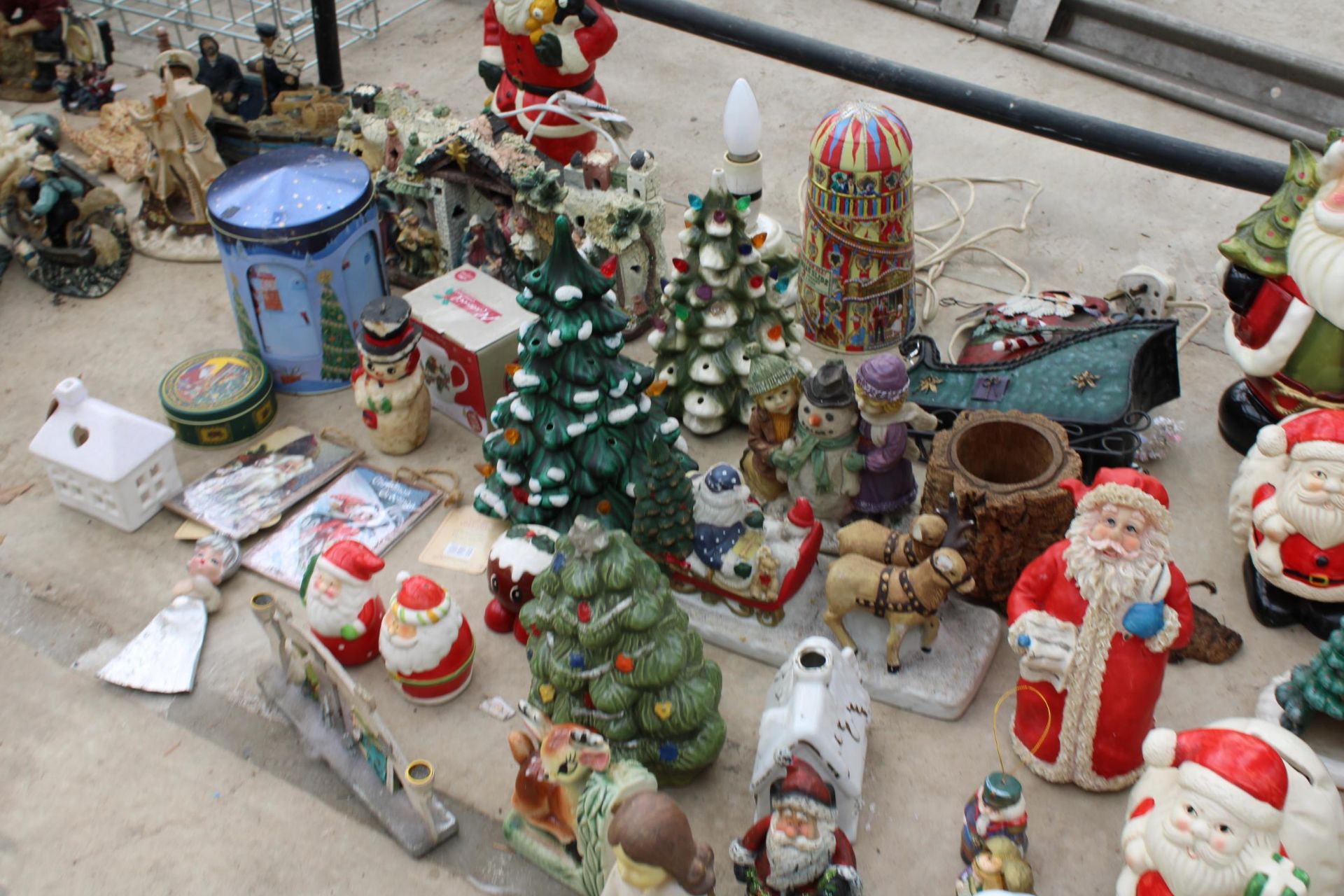 A LARGE ASSORTMENT OF CHRISTMAS DECORATIONS TO INCLUDE A SNOW GLOBE, SANTA FIGURES AND NATIVITY - Image 3 of 4