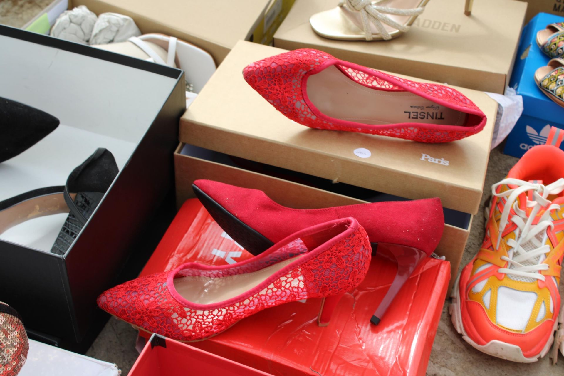 AN ASSORTMENT OF VARIOUS LADIES SHOES - Image 6 of 9