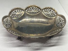 A HALLMARKED BIRMINGHAM SILVER PIERCED DISH ON FOUR FEET GROSS WEIGHT 99.1 GRAMS