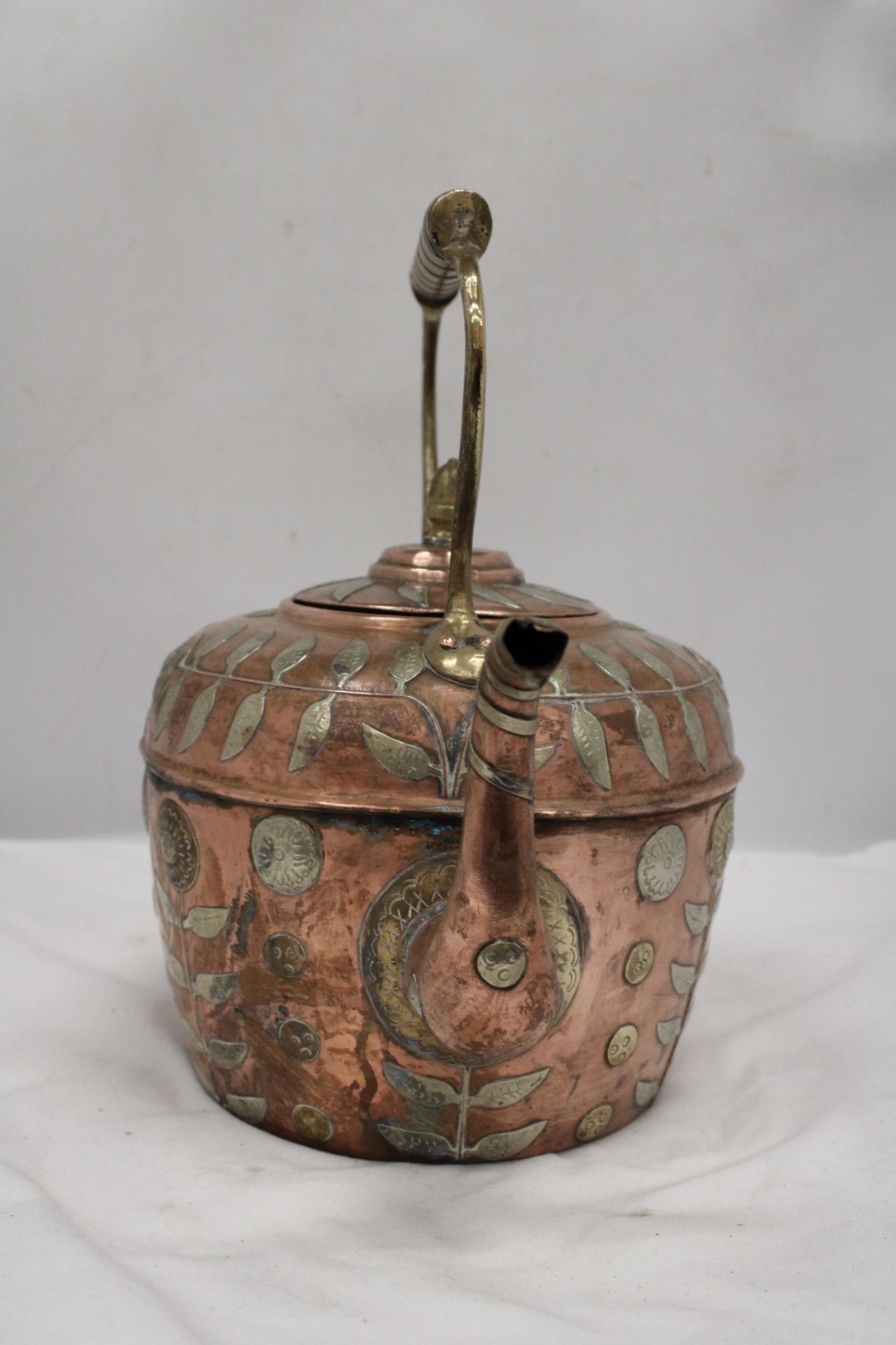 A 1900'S VICTORIAN COPPER KETTLE WITH BRASS FLORAL DETAIL - Image 3 of 5