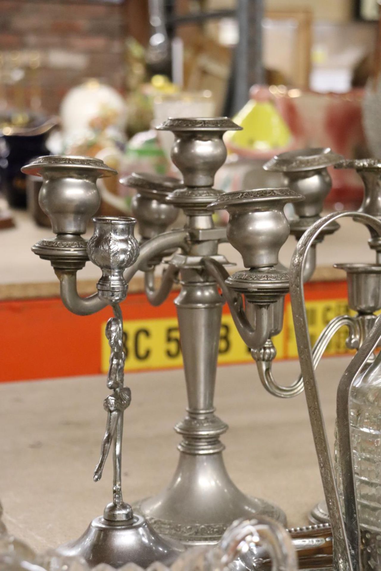 A QUANTITY OF SILVERPLATE TO INCLUDE CANDLEABRA'S, TRAY, TANKARDS, CANDLESTICKS, ETC., - Bild 4 aus 6