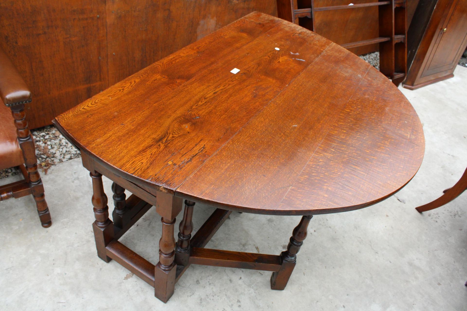 AN OAK GEORGE III OVAL GATE LEG DINING TABLE WITH TWO DRAWERS ON TURNED LEGS 59" X 53" OPENED - Bild 2 aus 6