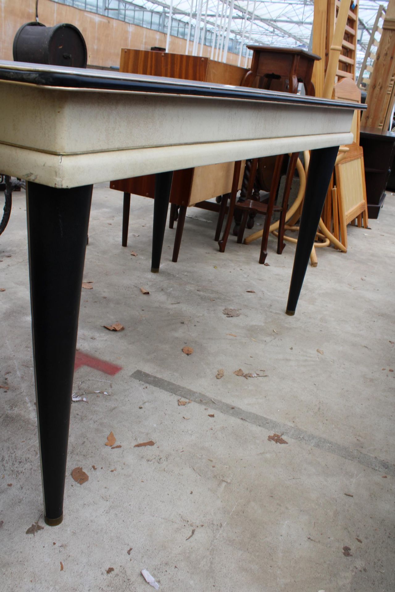 A 1960'S ITALIAN DINING TABLE ON BLACK TAPERING LEGS, THE TOP FEATURING CHINOISERIE DECORATION IN - Bild 5 aus 5