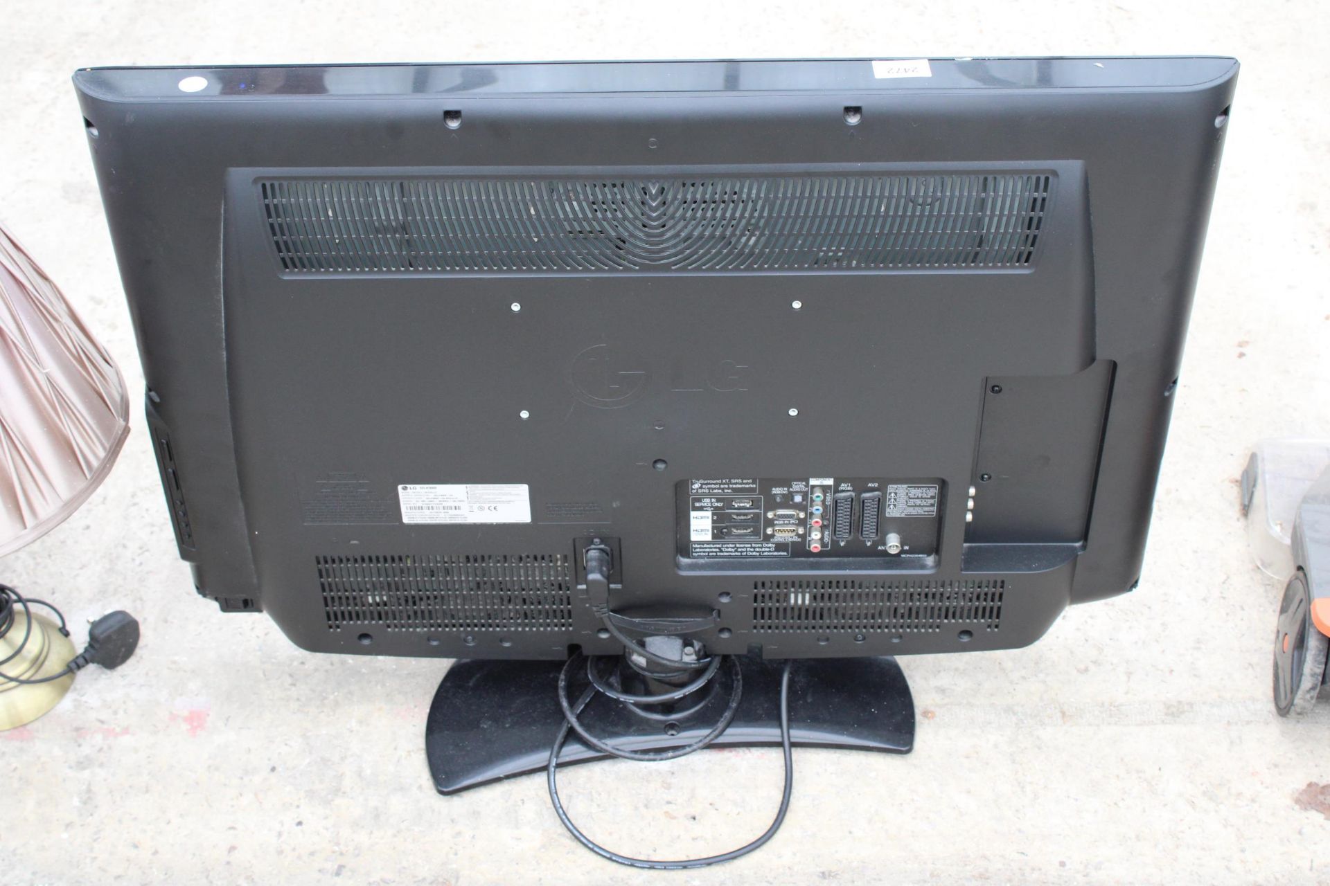 AN LG 32" TELEVISION AND REMOTE CONTROL, VENDOR STATES WORKING ORDER, NO WARRANTY GIVEN - Image 2 of 3