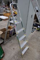 A FOUR RUNG ALUMINIUM STEP LADDER