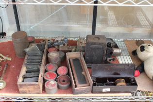 AN ASSORTMENT OF VINTAGE PHOTOGRAPHY EQUIPMENT TO INCLUDE A PROJECTOR, FILM REELS AND SLIDES ETC