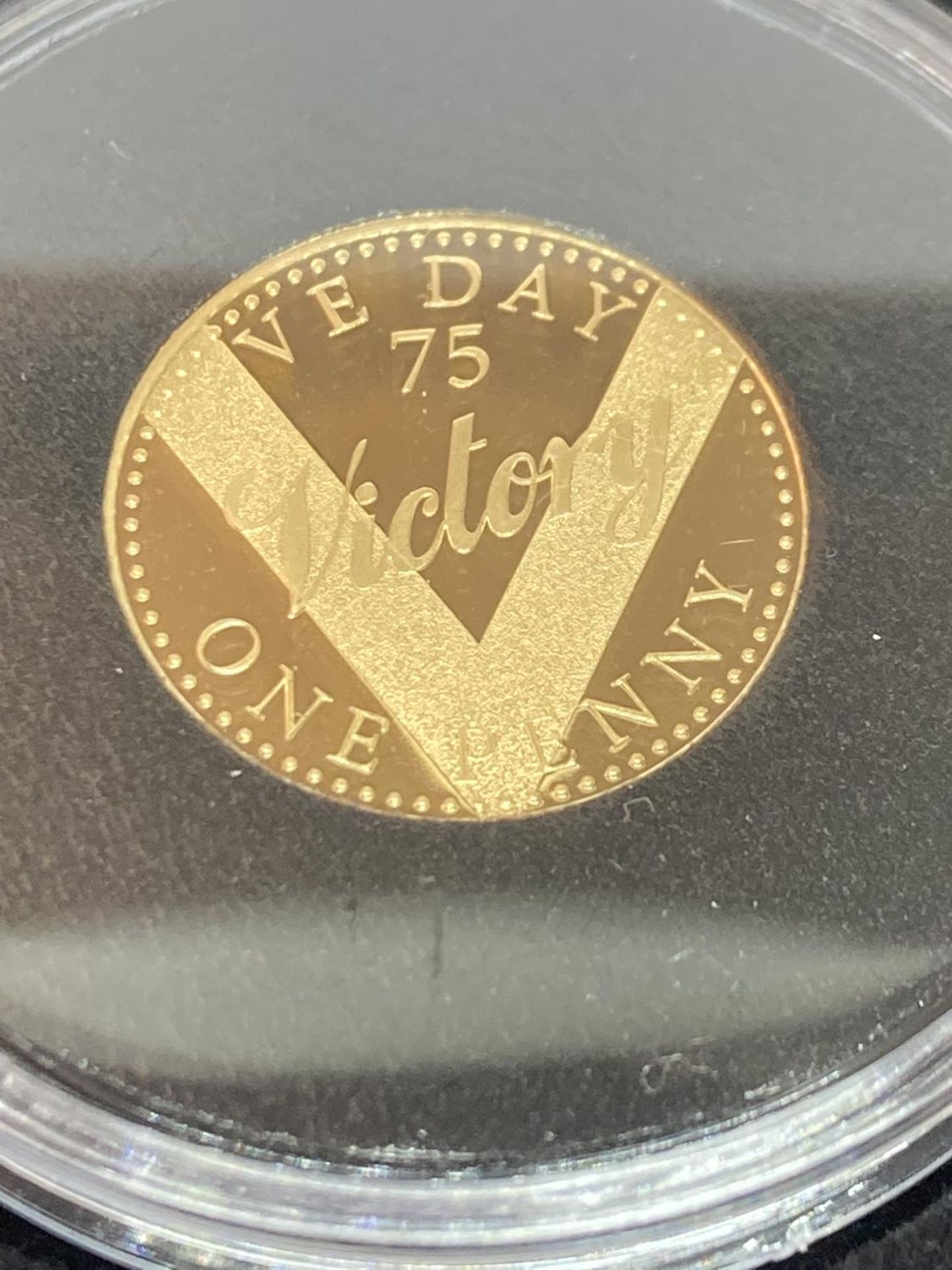 A 75TH ANNIVERSARY OF VE DAY GOLD PROOF JERSEY PENNY GROSS WEIGHT 4.0 GRAMS - Bild 2 aus 4