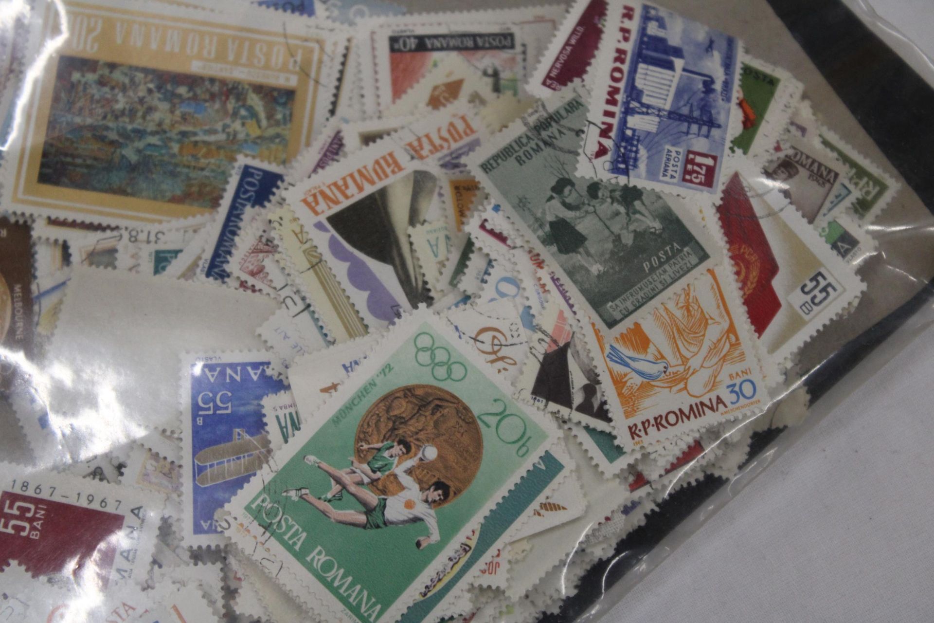 A QUANTITY OF LOOSE STAMPS FROM AROUND THE WORLD - Image 3 of 7