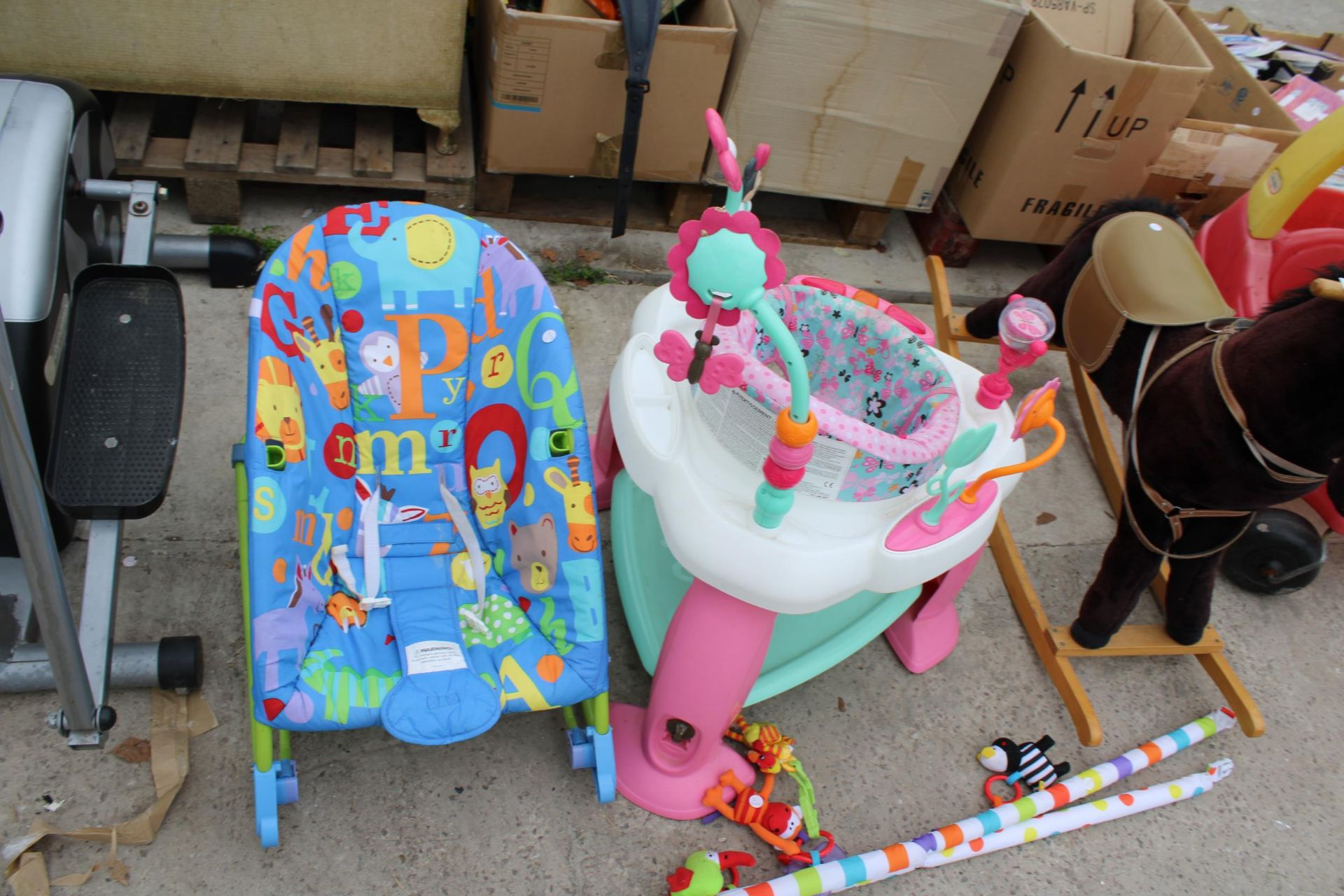 AN ASSORTMENT OF CHILDRENS ITEMS TO INCLUDE A ROCKING HORSE, A BOUNCER AND A SEAT ETC - Image 4 of 4