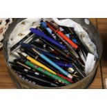 A LARGE COLLECTION OF VINTAGE FOUNTAIN AND BALLPOINT PENS