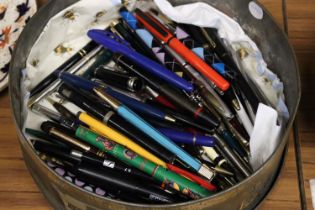 A LARGE COLLECTION OF VINTAGE FOUNTAIN AND BALLPOINT PENS