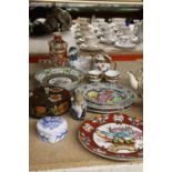 A COLLECTION OF ORIENTAL AND ORIENTAL STYLE ITEMS TO INCLUDE A VASE, PLATES, CUPS, BOWLS, A DUCK,