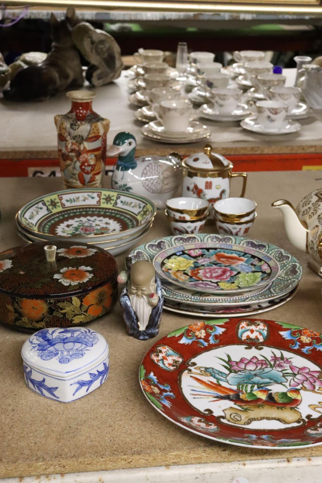 A COLLECTION OF ORIENTAL AND ORIENTAL STYLE ITEMS TO INCLUDE A VASE, PLATES, CUPS, BOWLS, A DUCK,