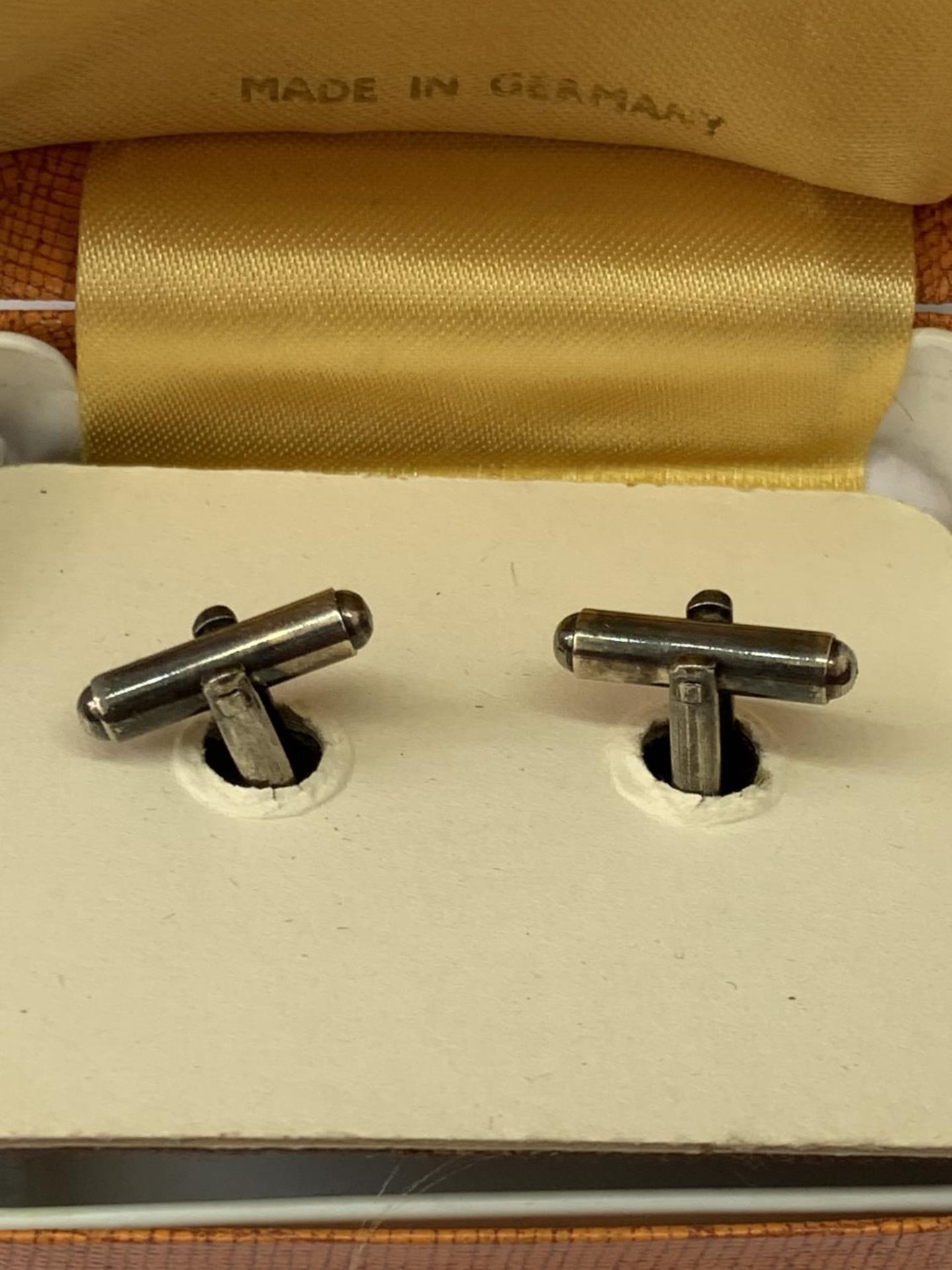 A PAIR OF SILVER CUFFLINKS IN A PRESENTATION BOX - Image 2 of 2