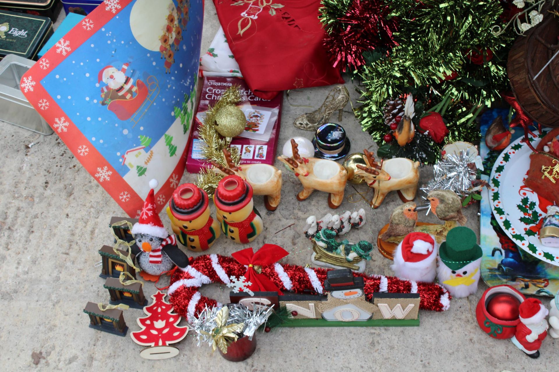 A LARGE ASSORTMENT OF CHRISTMAS ITEMS TO INCLUDE FIGURES, AND ARTIFICIAL FLOWERS ETC - Image 2 of 3