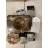 A MIXED LOT TO INCLUDE ONYX ASHTRAY, TWO SMALL ROBERTS SPORTS RADIOS, A SMALL FM SCAN RADIO ,