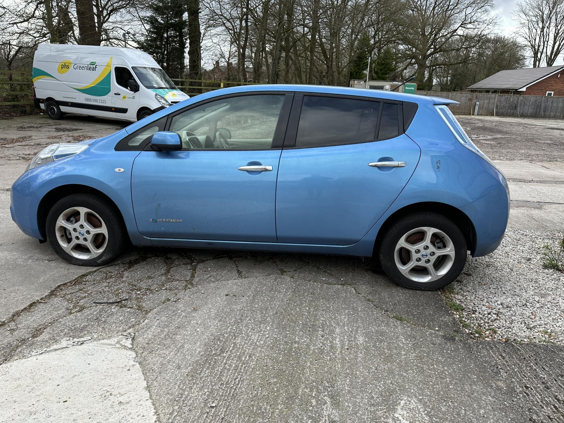 A 2012 NISSAN LEAF ELECTRIC CAR WITH CHARGER, REGISTRATION ML12 LZH. NO KEY, NO V5C, BELIEVED TO - Image 5 of 13